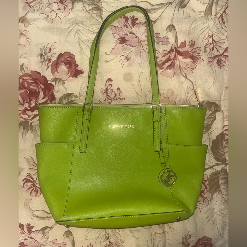 Michael Kors Women’s Jungle Green Large Saffiano Leather Voyager Tote Bag - Picture 4 of 14